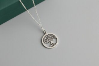La médaille Arbre de Vie : un bijou de baptême chargé de sens