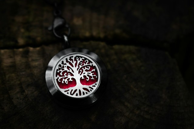 La médaille Arbre de Vie : un bijou de baptême chargé de sens