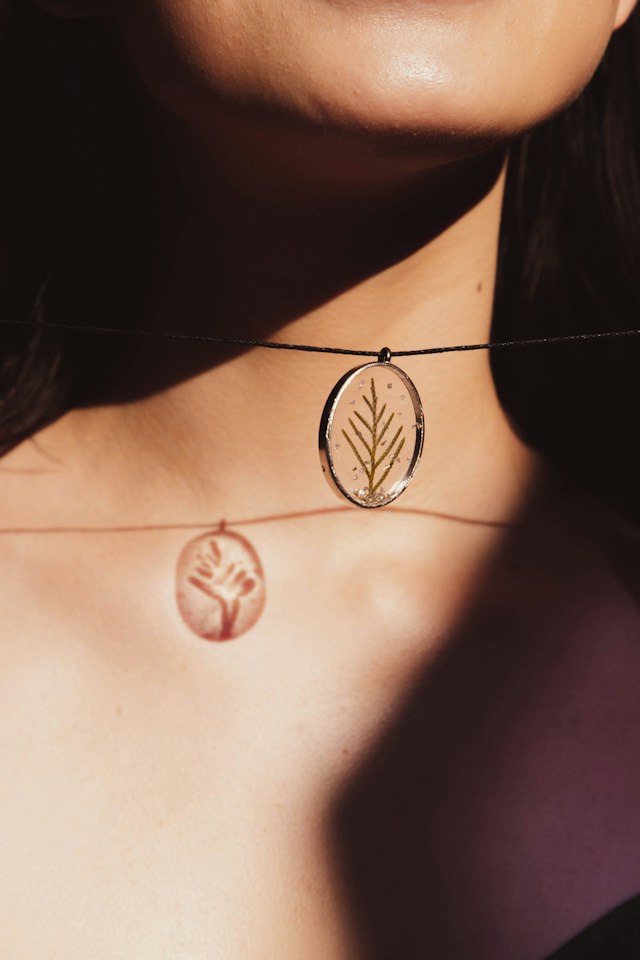 La médaille Arbre de Vie : un bijou de baptême chargé de sens